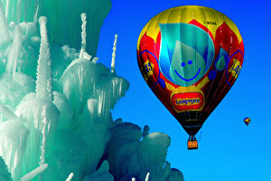 Ein buntes Spektakel in den Alpen - Heißluftballons sind sanftmütige Riesen am Himmel. (