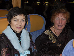 Anette Schönmehl, links, und Marie-Luise Flickinger sind mit dem Bus zur Veranstaltung von Shen Yun in der Frankfurter Jahrhunderthalle mitgefahren. (Christine Gäckler/ETD)