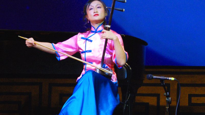 Erhu-Spielerin Xiaochun Qi verzaubert im „Shen Yun Chinese Spectacular“ ihr Publikum