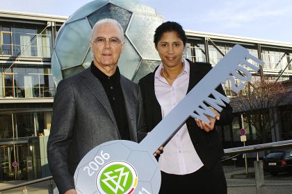 Schlüsselübergabe an Steffi Jones