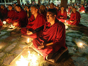 Tibetische buddhistische Mönche beim Gebet im Tempel seiner Heiligkeit Dalai Lama. (AFP Photo/Manan Vatsyayana)