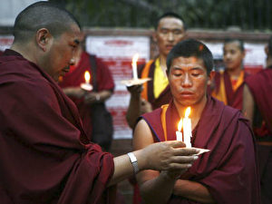 Tibetische Mönche drücken ihre Solidarität in ihrem Exil in Neu Delhi aus. (Manpreet Romana/AFP/Getty Images)