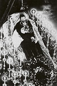 Der aufgebahrte König Ludwig II. in der alten Residenz­kapelle. Sein Gesicht war von der Autopsie entstellt. (Siegfried Wichmann)
