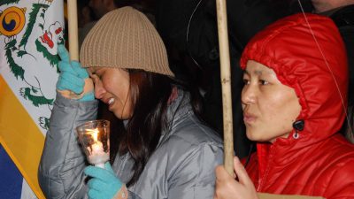 Chinesische Polizei holt Leichname aus tibetischen Häusern