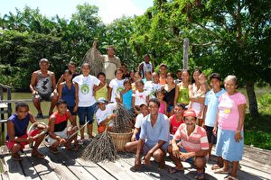Cooperative Santa Maria. Bauerngemeinschaft im brasilianischen Regenwald. Die Acai-Beere bietet eine gute und nachhaltig erwirtschaftete Einkommensquelle. (Amazon Organic)
