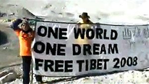Freiheitsmarschierer hissten in einem Basis-Camp des Mount Everest ein Banner mit der Aufschrift: "Eine Welt - ein Traum - Freies Tibet 2008".(STR/AFP/Getty Images)
