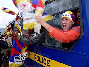 Tibetische Freiheitmarschierer singen ihre Slogans nach ihrer Verhaftung im Polizeiwagen weiter.  (STR/AFP/Getty Images)
