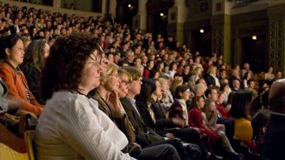 Fasziniert von Körperbeherrschung und Gelassenheit bei Shen Yun in München