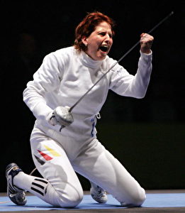 14. Oktober 2005 in Leipzig. Imke Duplitzer nach ihrem Sieg um die Bronze Medaille gegen Russland für die Mannschaft in der Weltmeisterschaft im Fechten. (Getty Images)
