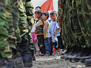 Viele Kinder kamen beim Erdbeben unter den Trümmern ihrer Schulen ums Leben. Diese überlebten. (AFP Photo/Teh Eng Koon)
