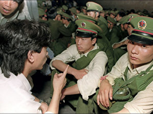 Peking, Platz des Himmlischen Friedens, 3. Juni 1989: Ein Student bittet die Soldaten, nach Hause zugehen. Doch einer friedlichen Lösung des Konflikts wurde kein Raum gegeben. Mehrere hunderte oder sogar einige tausend Menschen starben. (AFP)