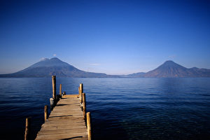 Der Atitlán-see, eingerahmt von den Vulkanen San Pedro, Atitlan und Taliman. (