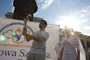 Am 4. Juni brannte die „Fackel für Menschenrechte“ vor dem Warschauer Rathaus. (Cindy Drukier/ET)
