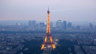 Eiffelturm wird durch Mauer aus schusssicherem Glas gesichert