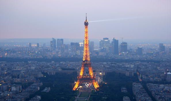 Eiffelturm wird durch Mauer aus schusssicherem Glas gesichert