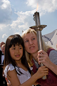 Fackelträgerin Ines Geipel (rechts), bekannt durch ihr erfolgreiches Engagement für Dopingopfer der ehemaligen DDR, beim Menschenrechtsfackellauf am 18. August 2007 in Berlin mit der siebenjährigen Fadu Chen, die ihren Vater schon in ihrem ersten Lebensjahr verloren hat durch die Verfolgung von Falun Gong in China. (Yude Chao/DJY)
