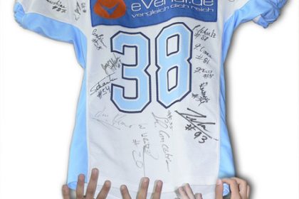 Original-Trikot der Hamburg Blue Devils mit den Unterschriften der Spieler