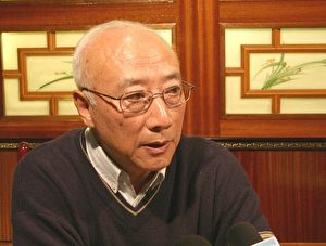 Wu Baozhang war bis 1989 Korrespondent der Xinhua-Agentur in Frankreich. Nachdem er die Bilder des Massakers auf dem Platz des Himmlischen Friedens am 4. Juni 1989 im französischen Fernsehen gesehen hatte, verließ er auf der Stelle seinen Arbeitsplatz bei der Xinhua-Agentur. (DJY)