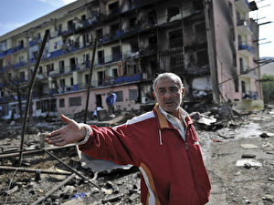 Ein Georgier vor dem zerstörten Wohnkomplex in Gori, in dem er eine Wohnung hatte. Laut Informationen des Internationalen Roten Kreuzes hat der Konflikt 40.000 Menschen aus ihren Wohnungen vertrieben. (AFP Photo/Dimitar Dilkoff)
<!-- /11053247/etd21_300x250_1 -->
<div id=