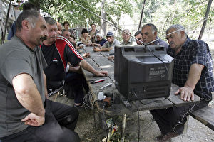 Bewohner der südpossetischen Stadt Tskhinvali verfolgen gespannt die Nachrichten. (AFP Photo/Dmitry Kostyukov)

