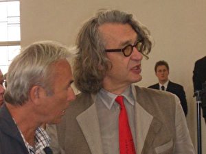 Der Regisseur Wim Wenders hielt die Laudatio. Wenders ist Vorsitzender der Jury des diesjährigen Filmfestivals von Venedig. Er war extra von Venedig angereist, hier im Gespräch über kommende Projekte. (Monika Weiß/ETD)
