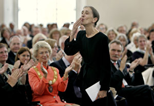 Pina Bausch bedankt sich mit Handkuss beim Publikum, nachdem sie mit dem Goethepreis ausgezeichnet wurde. (AP Photo/Michael Probst)