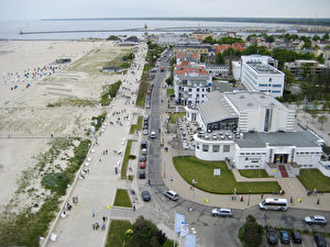 Panoramablick vom "Neptun" auf das „Meer des Friedens“ und die Warnemünder Strandpromenade. (Thilo Gehrke)