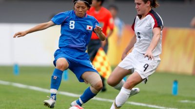 Frauen-Fußball neben Frauen-Folter-Arbeitslager