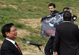 Wegschauen und weiterreden, Liu Qi bei dem Beginn des Fackellaufs in Olympia am 24. März 2008. Reporter ohne Grenzen entfaltete während seiner Rede das inzwischen berühmt gewordene Menschenrechts- Logo mit den Handschellen anstelle der Olympischen Ringe. (Louisa Gouliamaki /AFP/Getty Images) 
