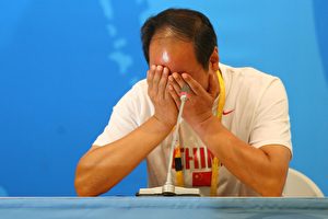 Sun Haiping, Trainer von Liu Xiang, weint während der Pressekonferenz. (Phil Walter/Getty Images)