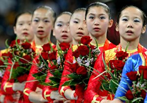 Cheng Fei, Deng Linlin, He Kexin, Jiang Yuyuan, Li Shanshan und Yang Yilin (v.l.) vom chinesischen Turnerinnen-Team gewannen die Goldmedaille im Mannschaftsturnen am 13. August in Peking.  (Al Bello/Getty Images)
