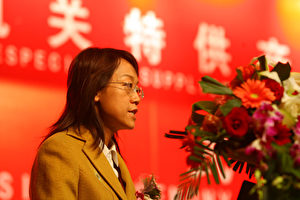 Direktorin Zhu Yonglan bei der Zeremonie zur Verleihung der Zertifikate für "Sonderlieferanten für die Zentralregierung in Peking“. (Freies Internetfoto)
