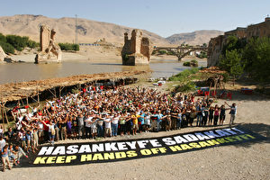 „Hände weg von Hasankeyf.“ 2007 organisierten die türkische Umweltorganisation Doga Dernegi und das Magazin Atlas eine Protestreise von Istanbul nach Hasankeyf. (Doga Dernegi)

