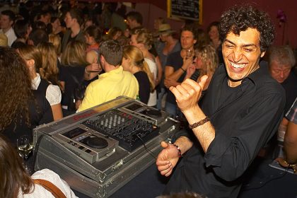 Virologe: “Bars und Discos sind im Vergleich mit Kindergärten Hochrisiko“