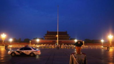 Shenzhou 7 fliegt ins All – die rote Flagge fällt auf den Boden