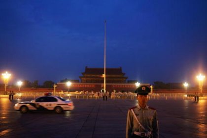 Shenzhou 7 fliegt ins All – die rote Flagge fällt auf den Boden