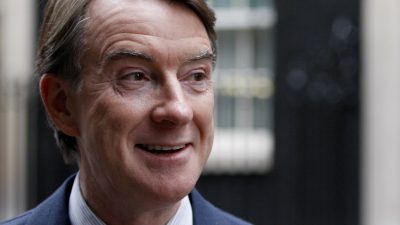 Neun Tage nach öffentlichem Milch-Genuss in Chinas TV: Mandelson mit Nierenstein im Krankenhaus