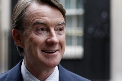 Neun Tage nach öffentlichem Milch-Genuss in Chinas TV: Mandelson mit Nierenstein im Krankenhaus