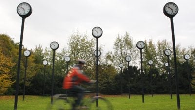 Am Sonntag wird wieder an der Uhr gedreht – Barley macht bei Abschaffung Druck