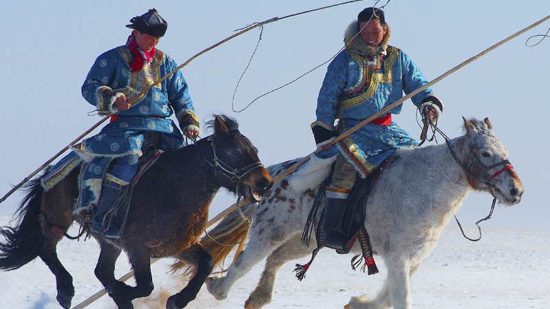 Bogenschützen auf Pferderücken in der Prärie