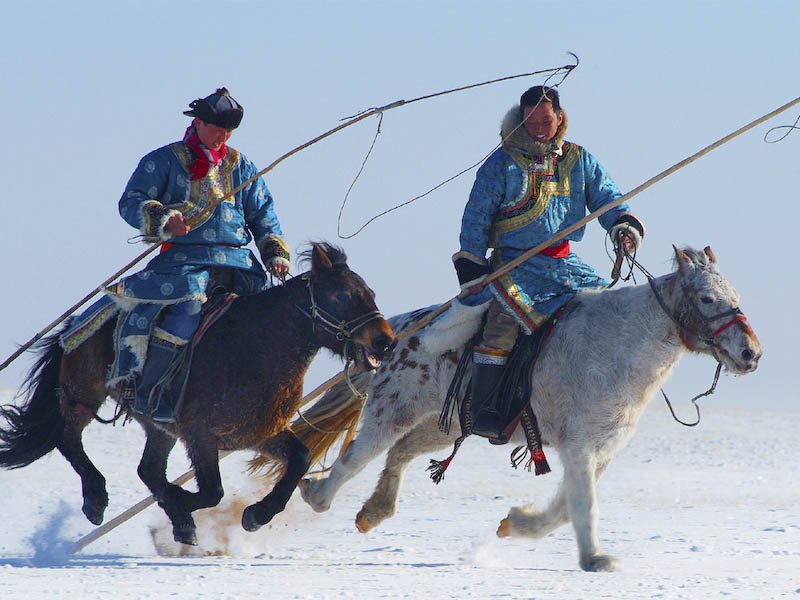 Bogenschützen auf Pferderücken in der Prärie