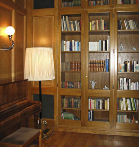 Die anheimelnde Bibliothek des Hotel Elephant, auf dessen Balkon Hitler einst Reden hielt, ist ganz im Bauhaus-Stil gestaltet. (Joachim Frank)
