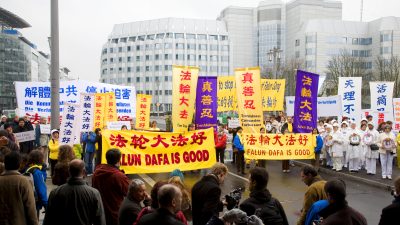 Farbenfroher Protest vor Berlins Chinesischer Botschaft