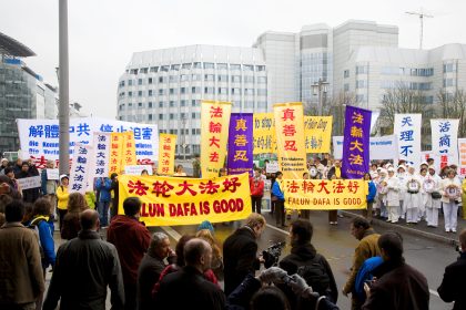 Farbenfroher Protest vor Berlins Chinesischer Botschaft