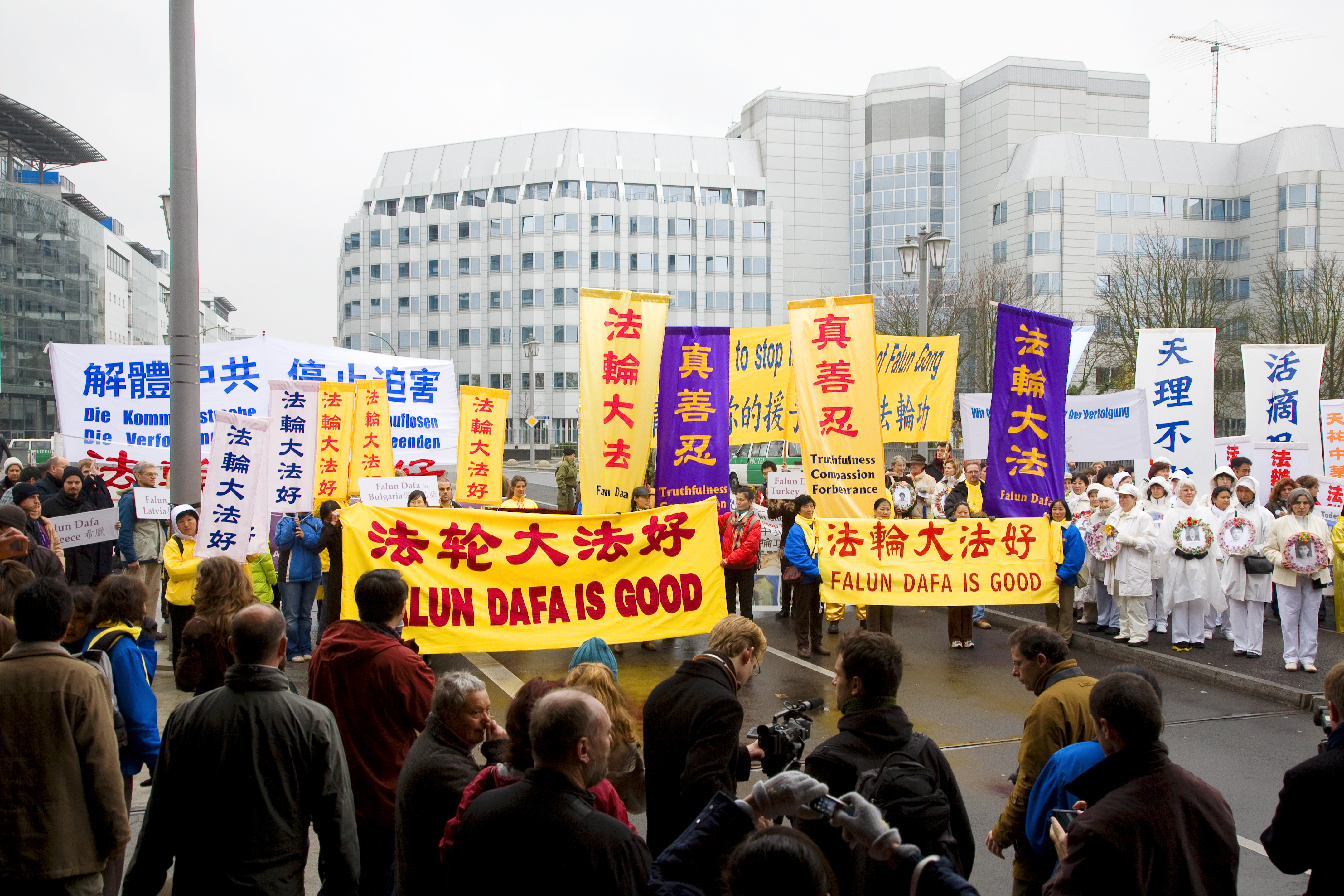 Farbenfroher Protest vor Berlins Chinesischer Botschaft