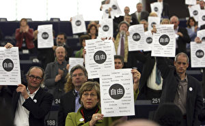 Mitglieder des Europaparlaments zeigen Poster mit dem Wort "Freiheit" in Chinesisch und anderen Sprachen. (AP Photo/Christian Lutz)