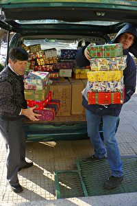 Ivan (links) und ein Mitarbeiter des Kindergartens laden die bunt beklebten und reichlich gefüllten Schuhkartons aus. (Sonja Sairally)
<!-- /11053247/etd21_300x250_1 -->
<div id=