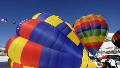 Bunte Farbtupfer am Himmel