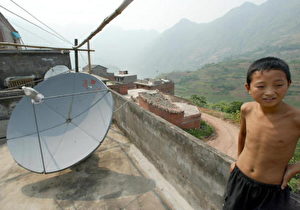 Wichtige Nachrichtenquelle für die Bevölkerung: Auf dem Land können viele Programme nur über Satellit empfangen werden. (Goh Chai Hin/AFP/Getty Images)