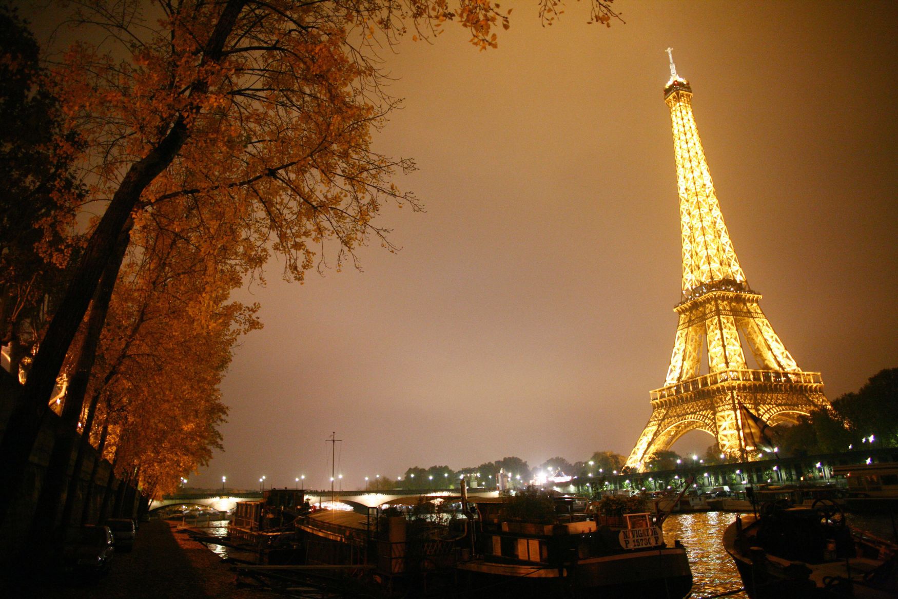 Altes Treppenteil von Pariser Eiffelturm für 169.000 Euro versteigert
